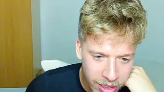 Videos Tagged with shirtless_dj